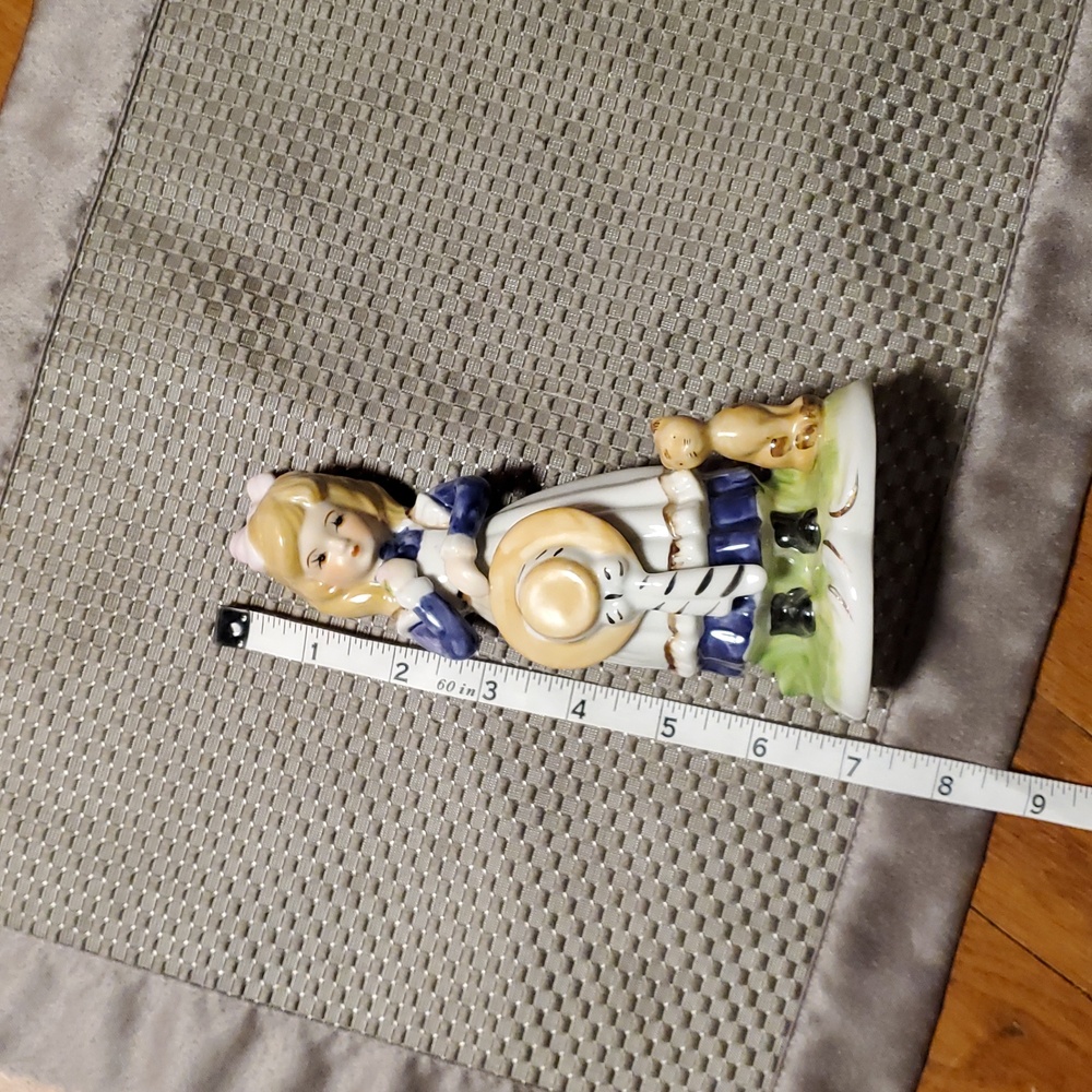 Charming Porcelain Girl Figurine with Cat - Picture 2 of 4